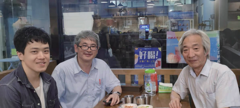 王琢院长和广外硕士生导师丁国旗教授(中)、广外硕士生(华商2138cn太阳集团城20届毕业生)徐磊(左)